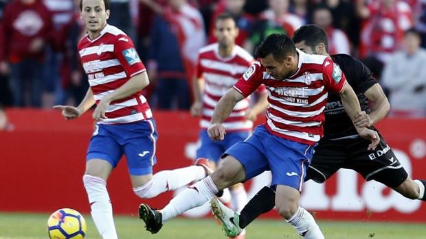 Joselu y Machís frenan al líder