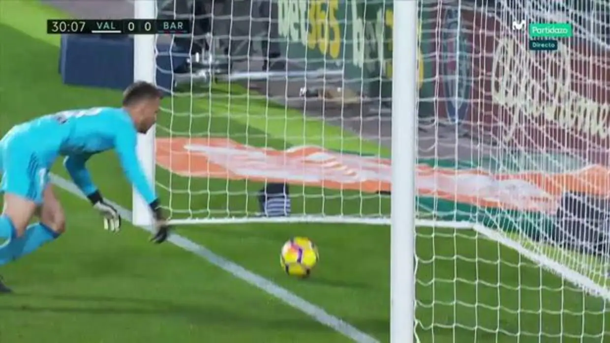 El árbitro no concede un claro gol de Messi