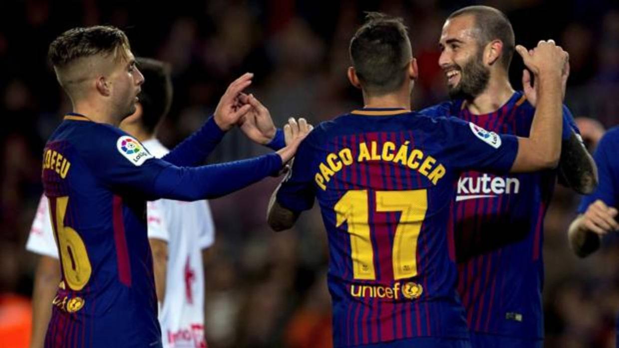 Los jugadores del Barcelona celebran un gol