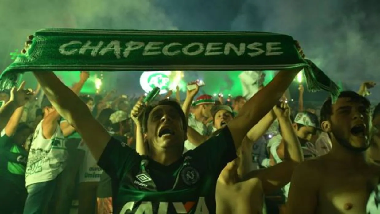 Un aficionado del Chapecoense durante un partido del club brasileño