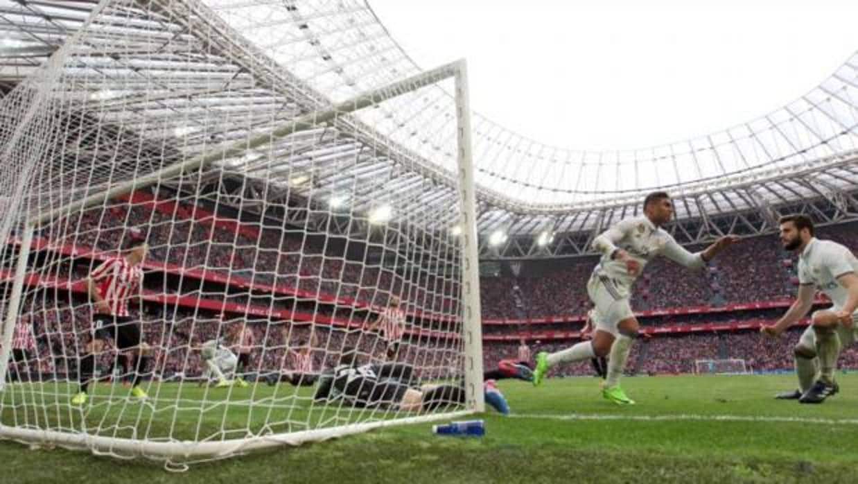 El centrocampista brasileño del Real Madrid Carlos Henrique Casimiro celebra el último de los 128 goles marcados por el Real Madrid en San Mamés en la Liga. Fue en la vigésimo octava jornada de la pasada campaña, en la que el Real Madrid se impuso por 1-2.