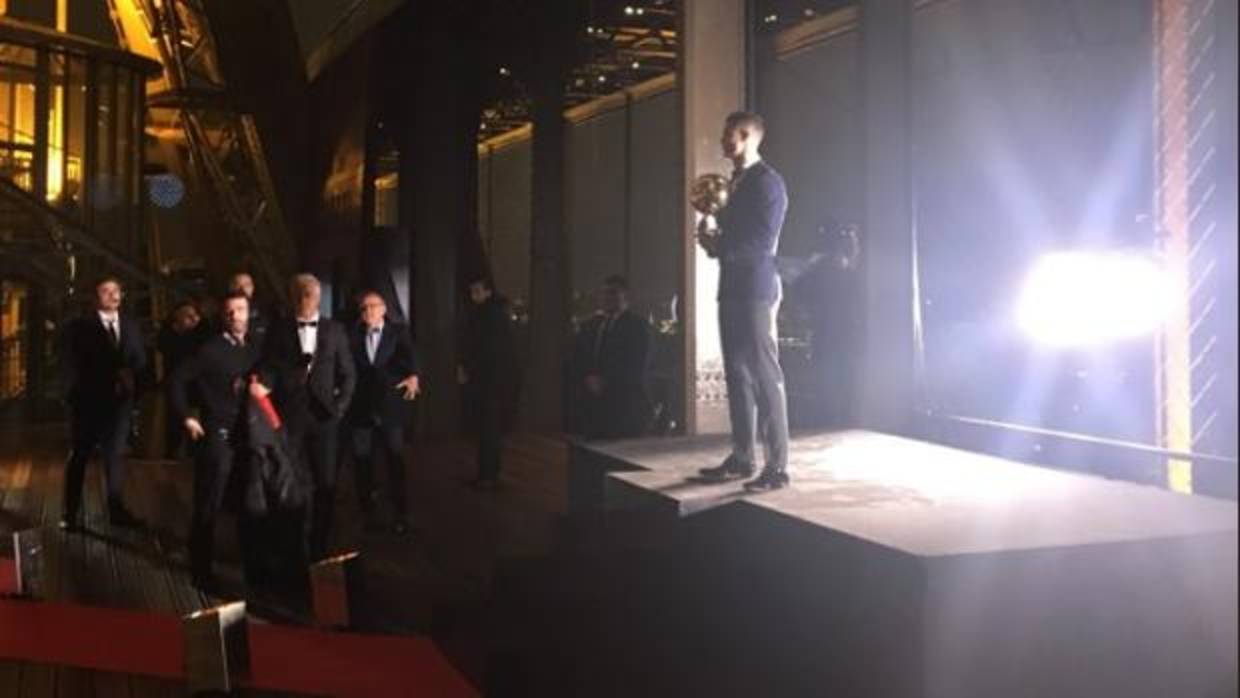 Cristiano Ronaldo, con el Balón de Oro en la Torre Eiffel