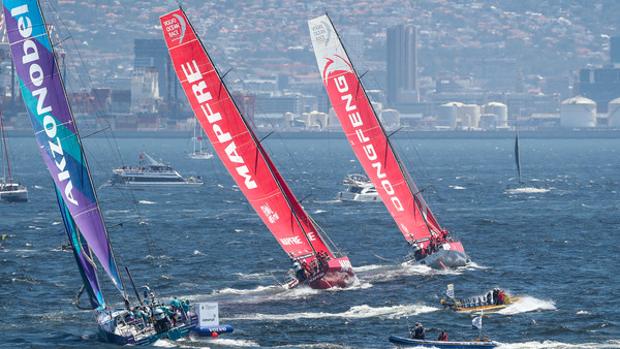 Baño del «DongFeng» en la costera de Ciudad del Cabo