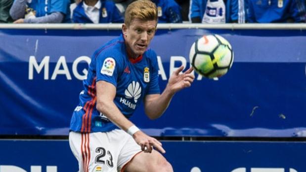 Johannesson da al Oviedo la victoria en un campo encharcado