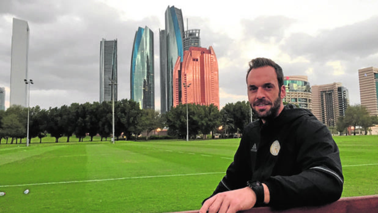 Manuel Almunia, tras la entrevista con ABC. Al fondo, la imponentes Etihad Towers