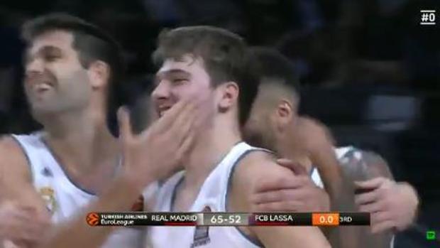 Triplazo sideral de Doncic desde su propio campo