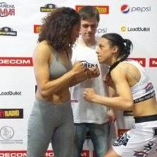 Karla Benítez junto a Joanna Jedrzejczyk