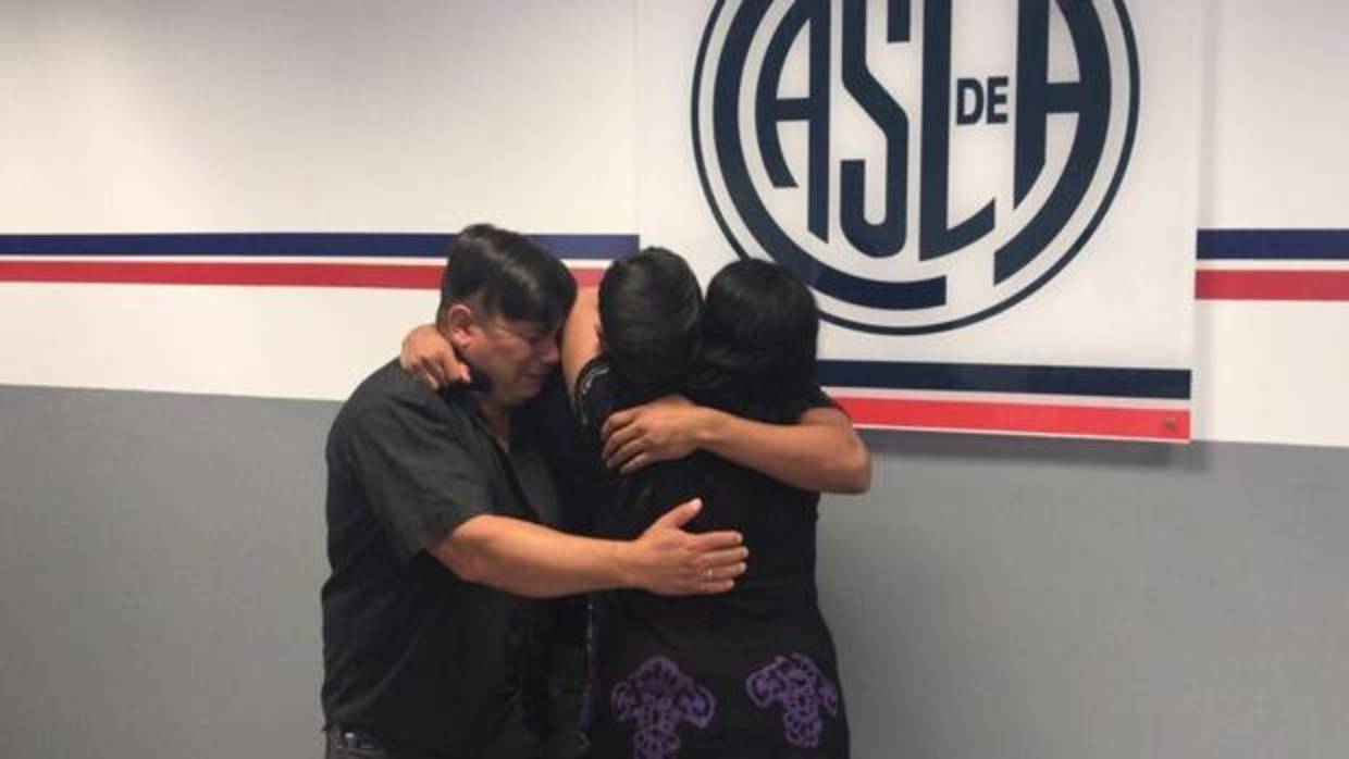 Elías Pereyra se funde en un abrazo con sus padres tras la firma del contrato