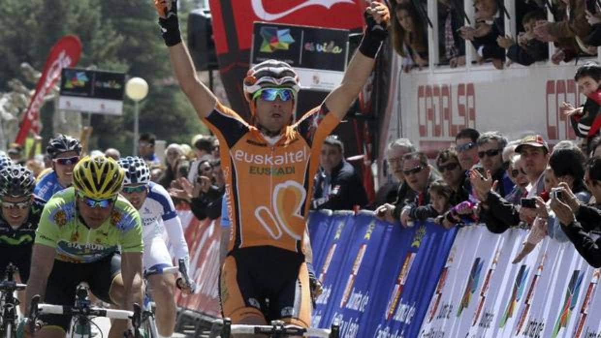 Juan José Lobato celebra una victoria en su etapa en el Euskaltel Euskadi en 2013