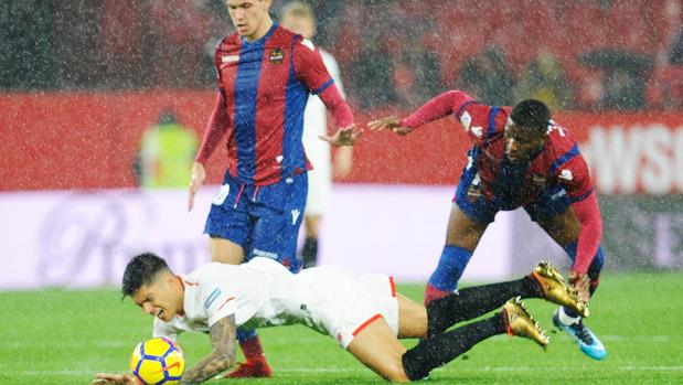 El Sevilla se enquista ante el Levante