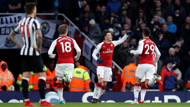 Özil lanza al Arsenal y mete al Newcastle en descenso