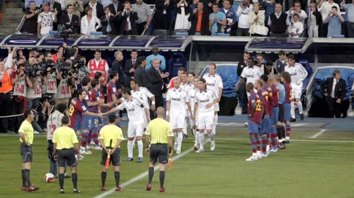 Pasillo del Barcelona al Real Madrid en el Bernabéu en el 2008