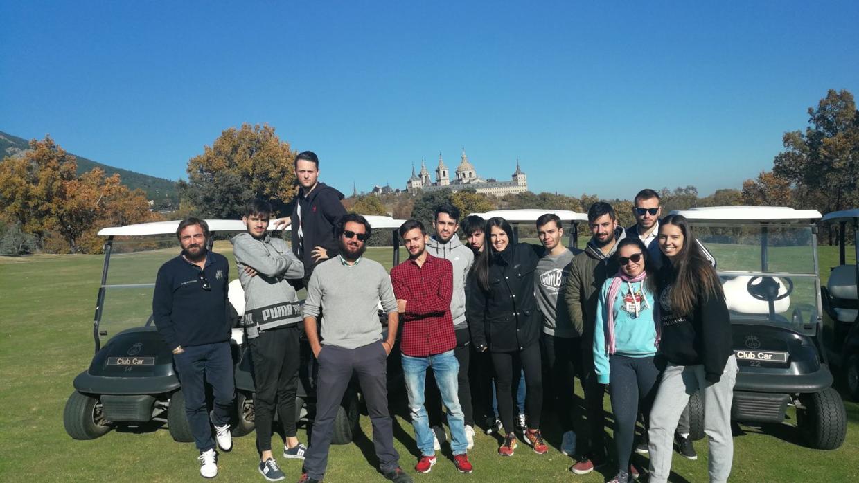 Los estudiantes de Periodismo, en el campo de La Herrería con el monasterio de El Escorial de fondo