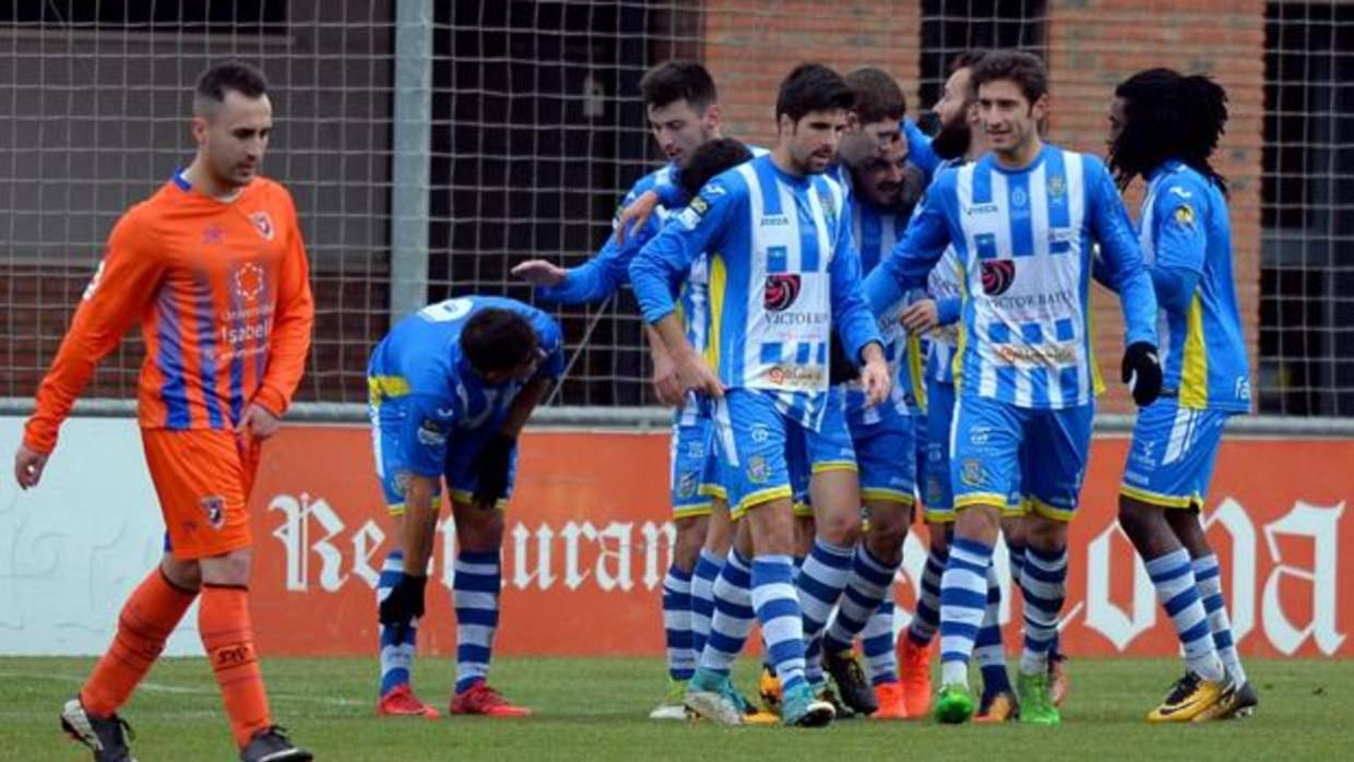 Los jugadores de la Arandina celebran un gol ante el Burgos Promesas