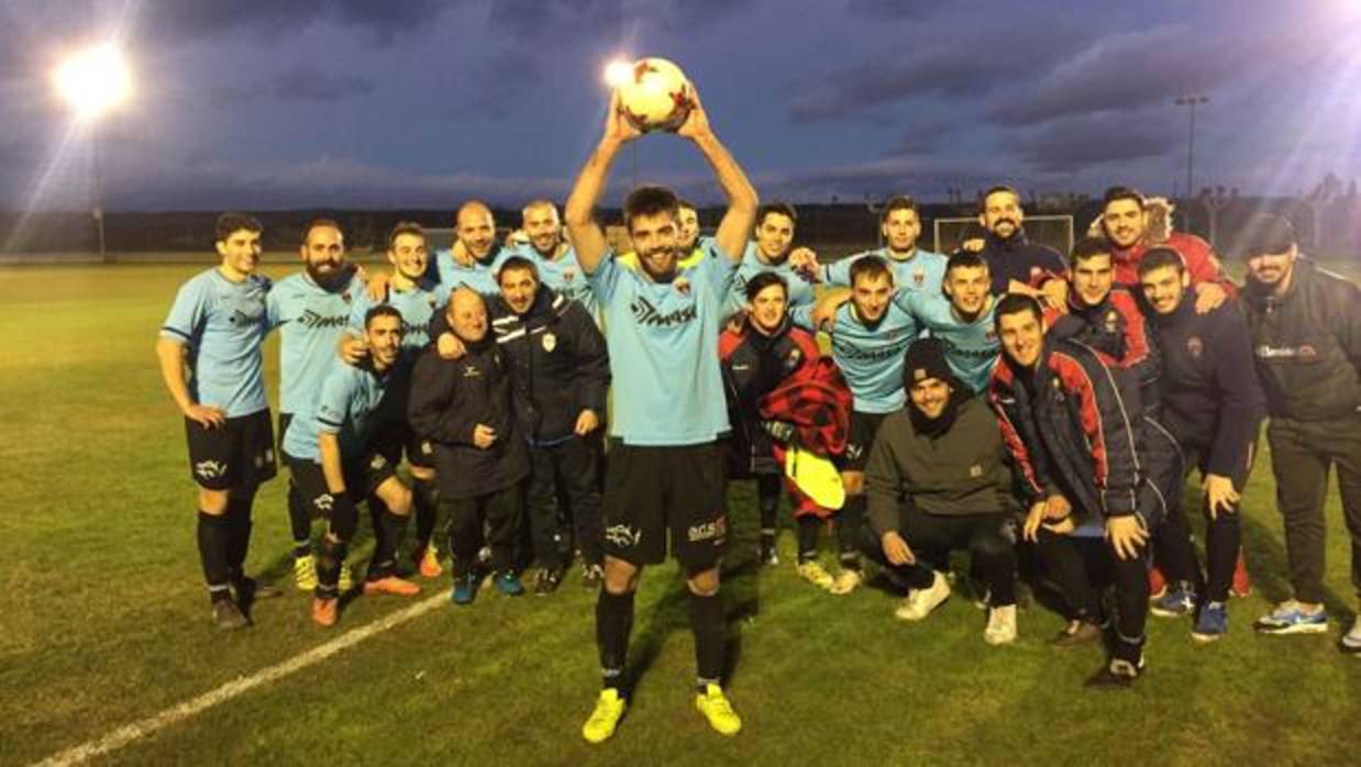 El meta José Mari, con el balón al término del partido en el que dio el triunfo al Agoncillo