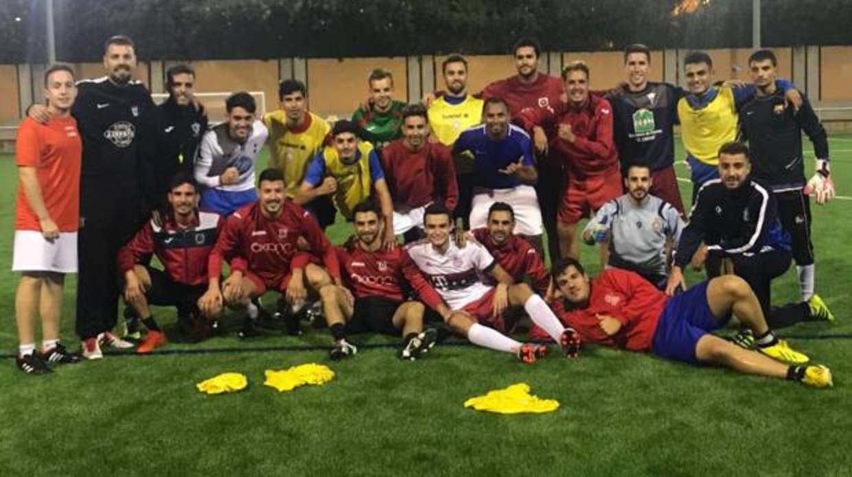 La plantilla de Los Rosales en su estadio, escenario de la remontada ante el Riotinto