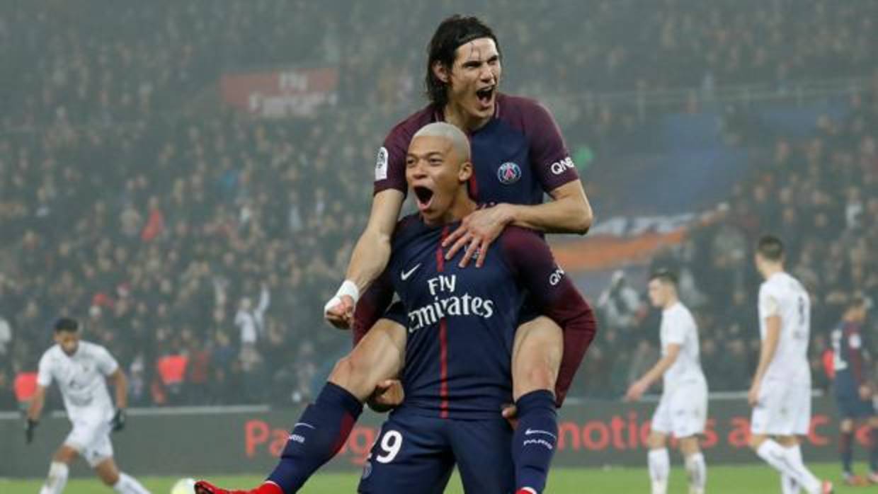 Mbappé y Cavani celebran el golazo al Caen