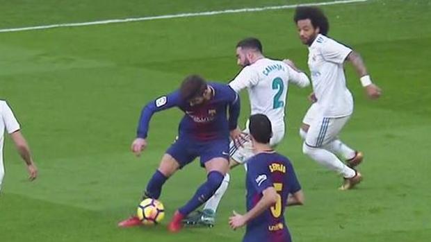 Piqué reclamó un penalti de Carvajal