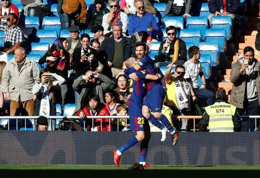 Messi celebra el gol todavía descalzo