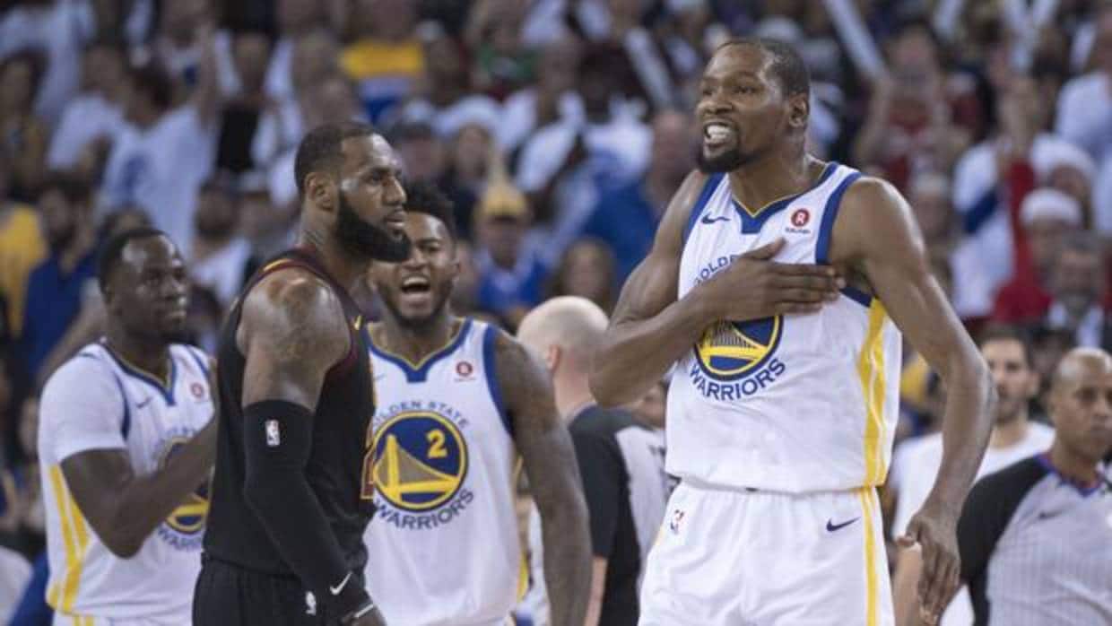 Kevin Durant (Warriors) celebra la victoria de su equipo ante los Cavaliers de LeBron James