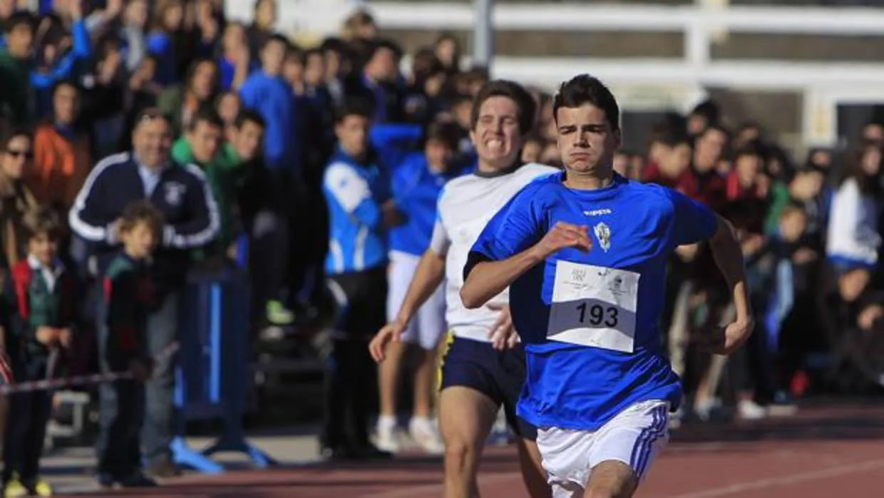 El atletismo pone a prueba la velocidad de los chicos en las Olimpiadas Marianistas.