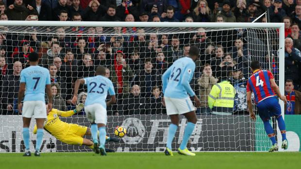 Ederson evita la primera derrota del City parando un penalti en el descuento