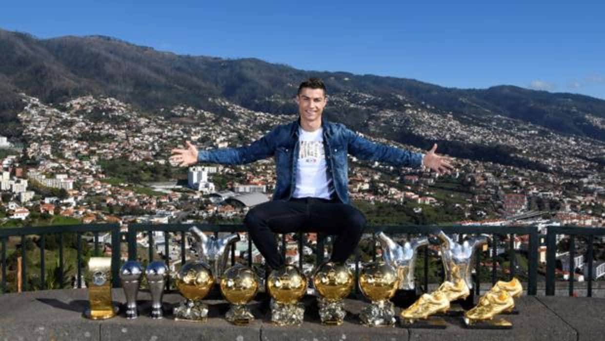 Cristiano Ronaldo, con sus trofeos individuales