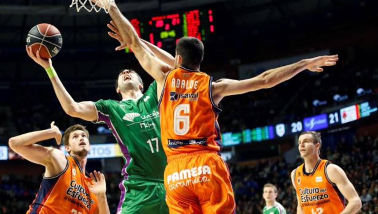 El Unicaja regala la victoria europea a un heroico Valencia Basket