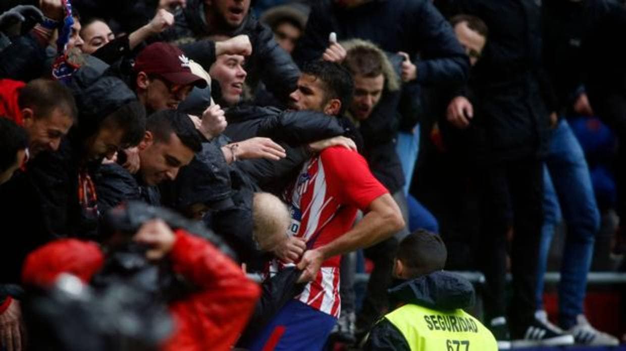 Diego Costa celebra el gol con los aficionados