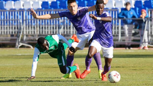 Moussa Sidibé,(derecha) en un partido con el Deportivo Guadalajara