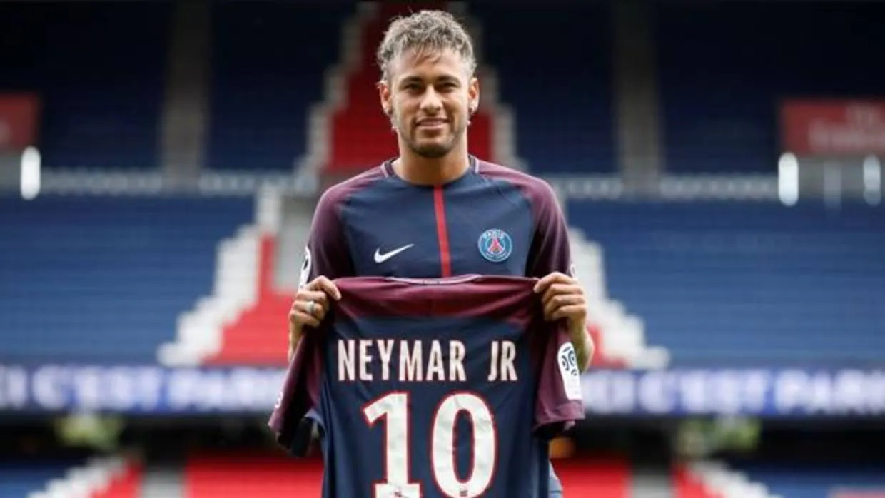 Neymar, este verano, durante su presentación con el PSG