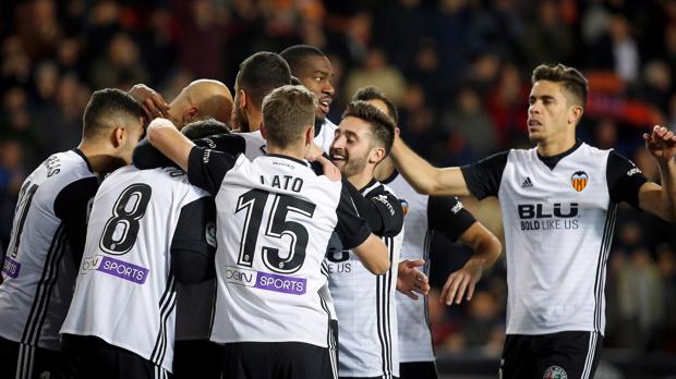 Un «hat-trick» de Vietto mete en cuartos de final al Valencia ante un Las Palmas sin garra