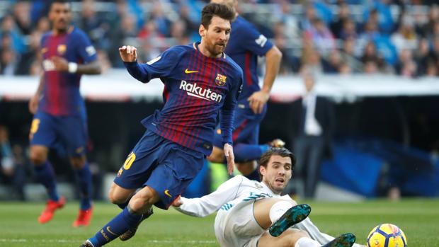 La Liga denuncia cánticos contra Messi y Piqué durante el Clásico en el Santiago Bernabéu