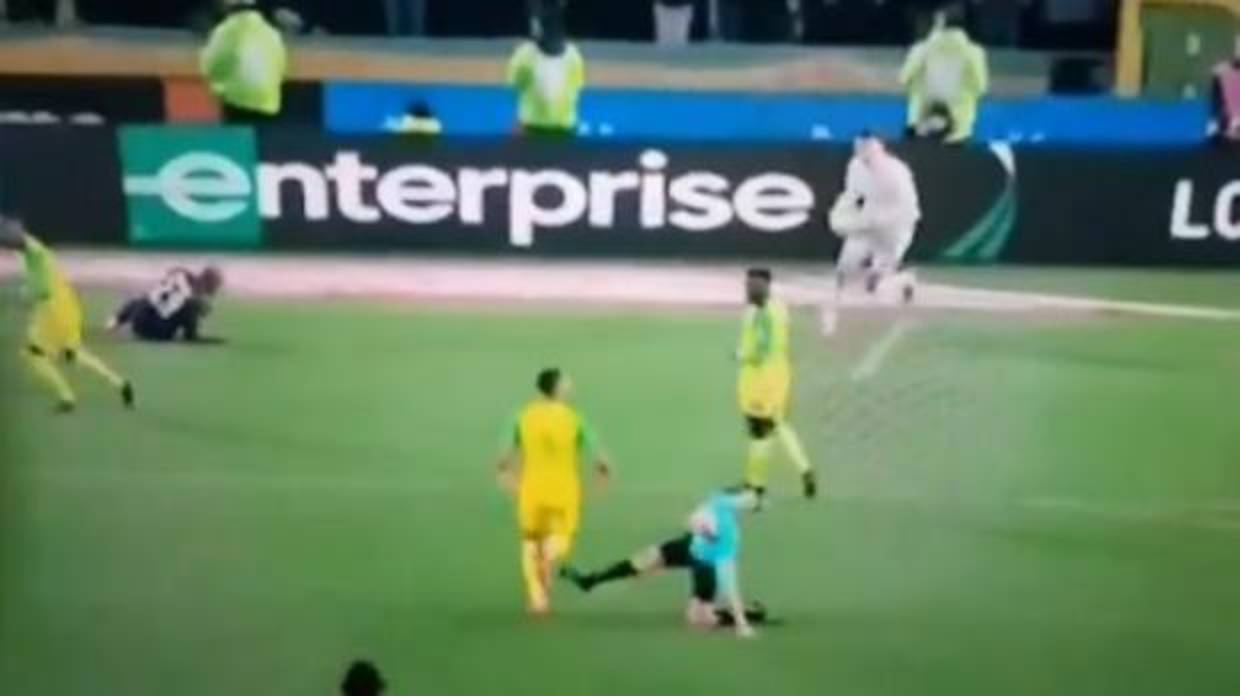 El árbitro del Nantes-PSG suelta una patada a Diego Carlos y le expulsa