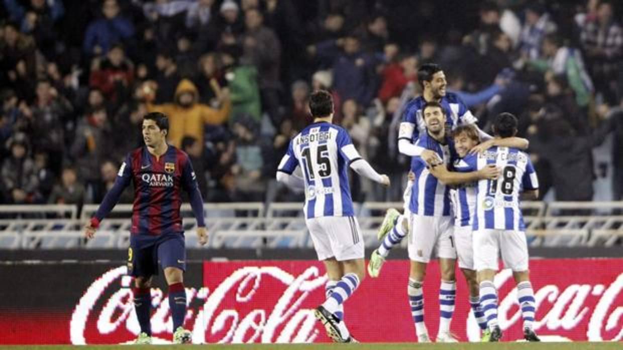 Los jugadores de la Real Sociedad celebran un gol ante el Barcelona en Anoeta