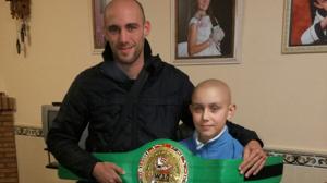 El luchador gaditano Carlos Coello regaló el cinturón internacional a José Antonio en Gibraleón (Huelva)