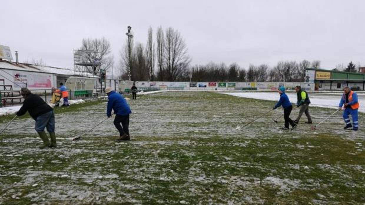 Los colaboradores del Atlético Astorga ayudan a retirar la nieve de La Eragudina