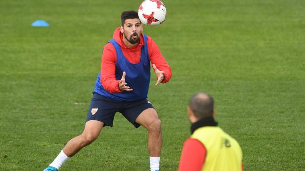 Hinchas radicales del Sevilla recriminan al equipo su actitud en el entrenamiento