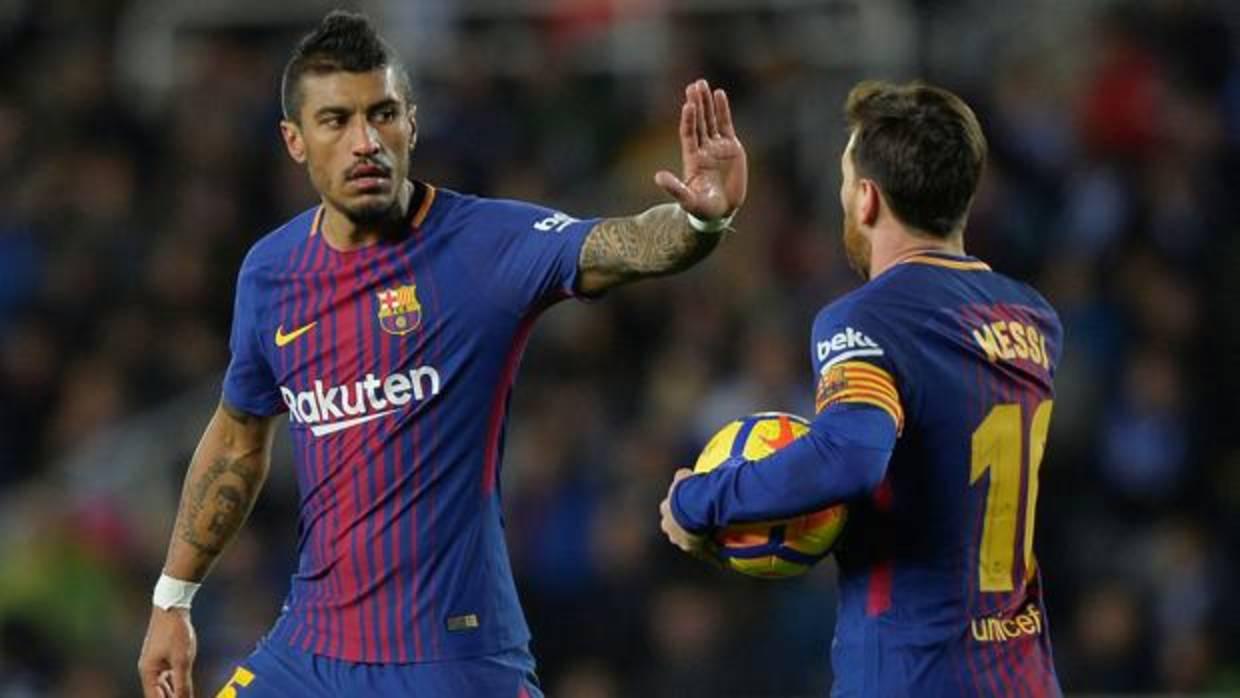 Paulinho y Messi celebran uno de los goles ante la Real Sociedad