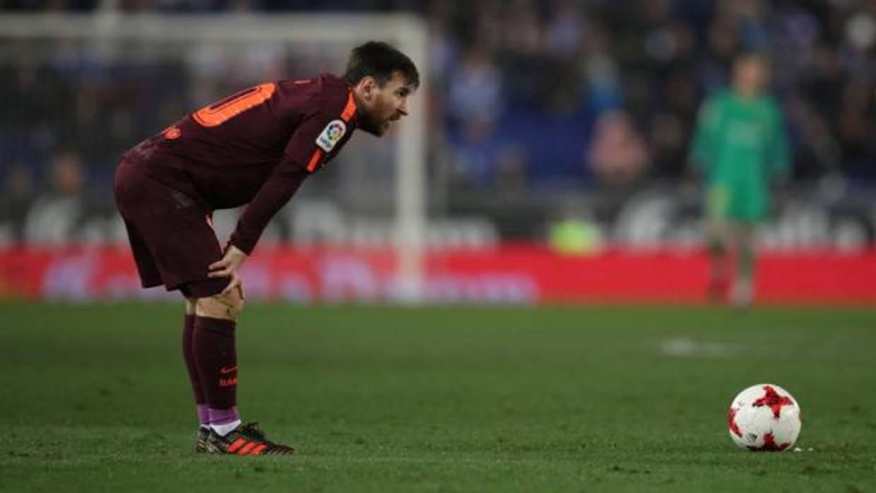 Leo Messi se dispone a chutar el balón