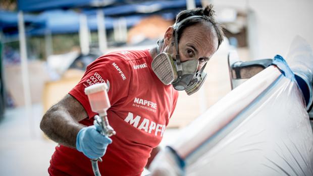 El «Mapfre» sale del agua después mes y medio de navegación