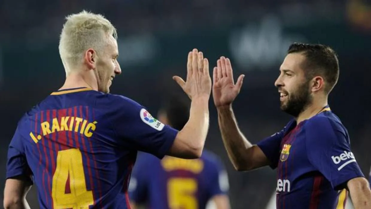Rakitic y Jordi alba celebran uno de los cinco goles que el Barcelona le marcó al Betis
