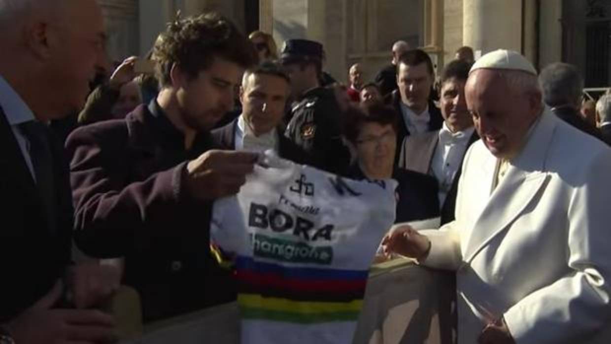 Peter Sagan le regala una bici al Papa