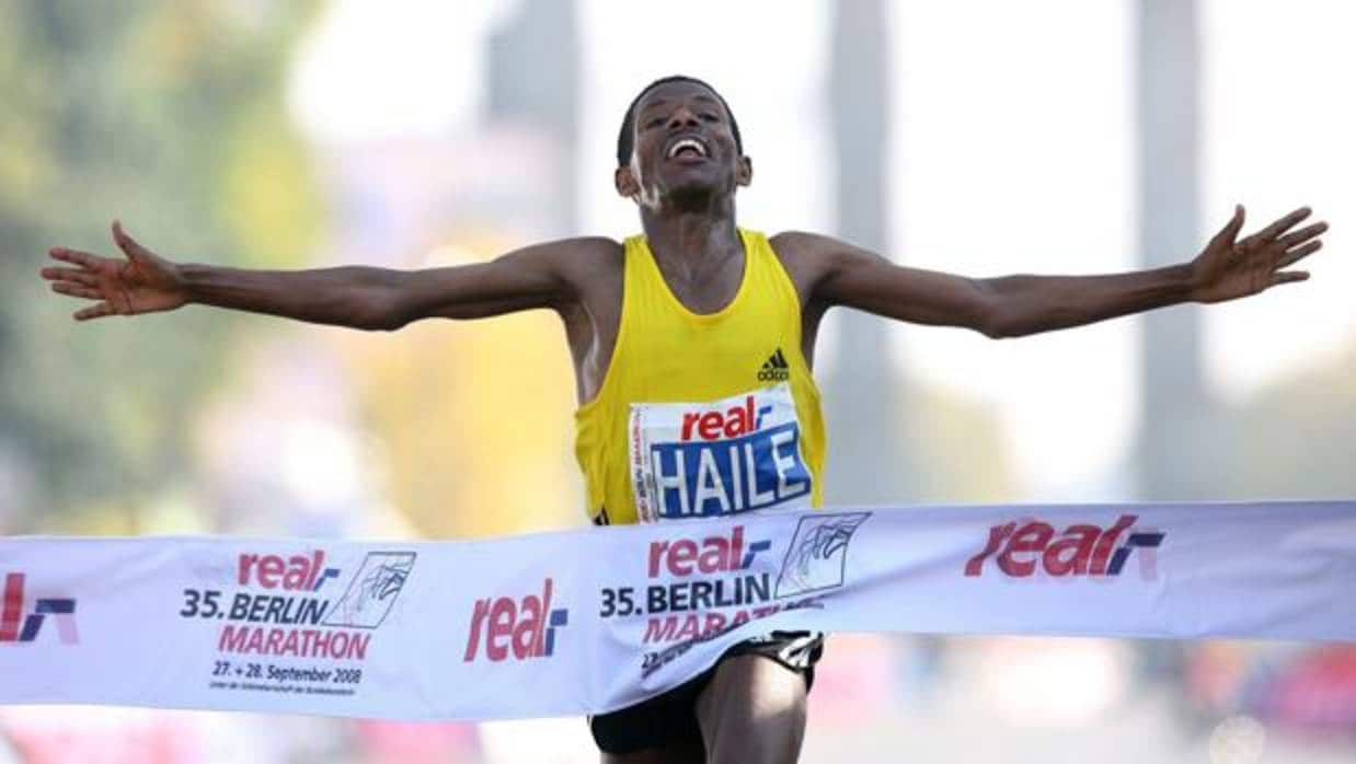 Haile Gebrselassie gana en Berlín en 2008 con un tiempo récord: 2:03:59