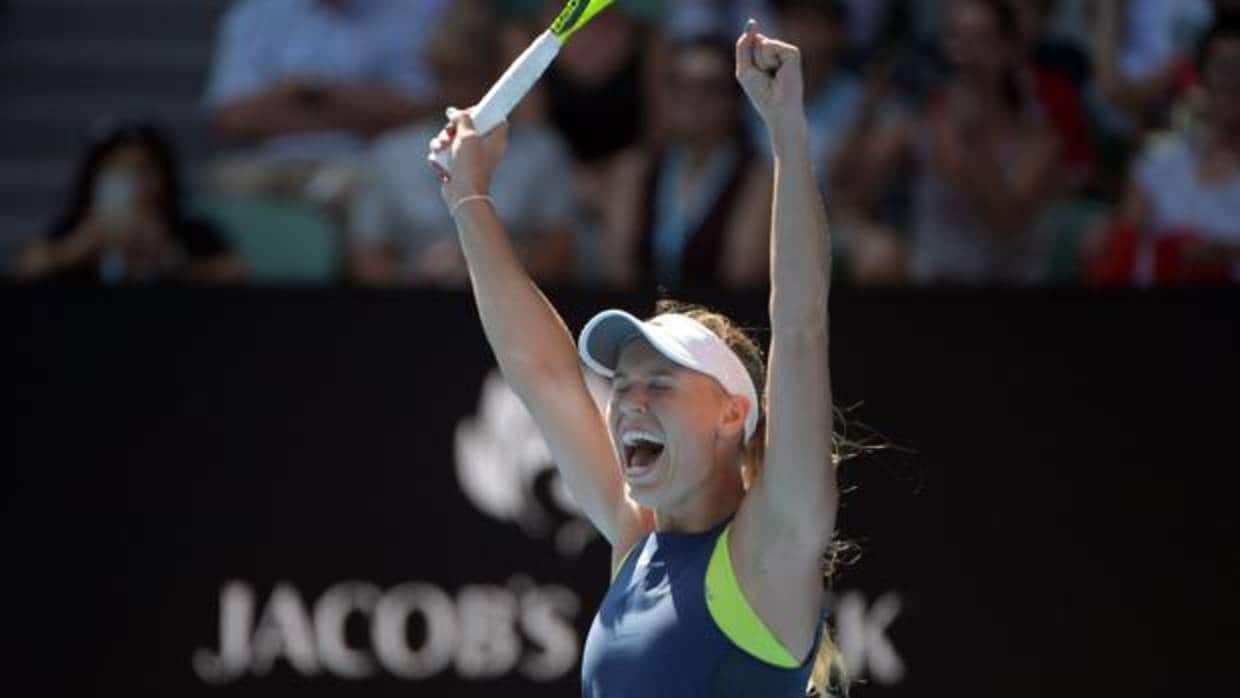 La danesa Caroline Wozniacki celebra su victoria ante la belga Elise Mertens