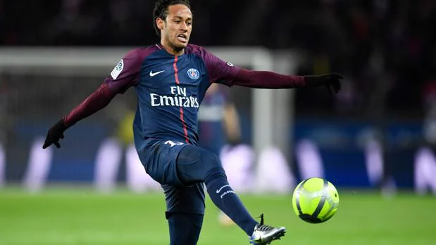 El PSG golea al Montpellier con doblete de Neymar y récord de Cavani