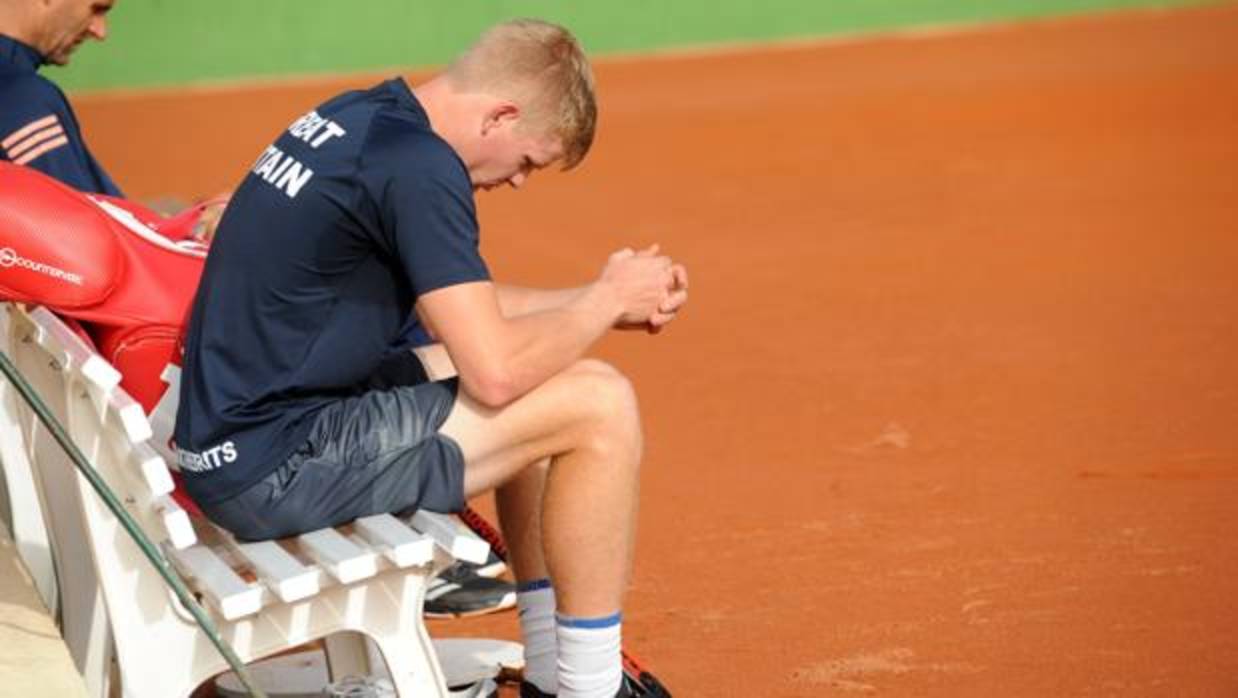 Kyle Edmund, durante el entrenamiento de Gran Bretaña