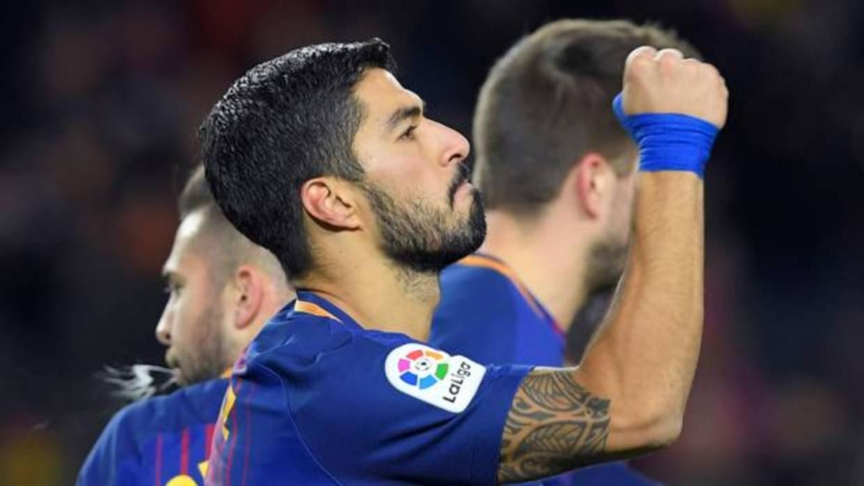 Luis Suárez celebra el gol que le marcó al Valencia