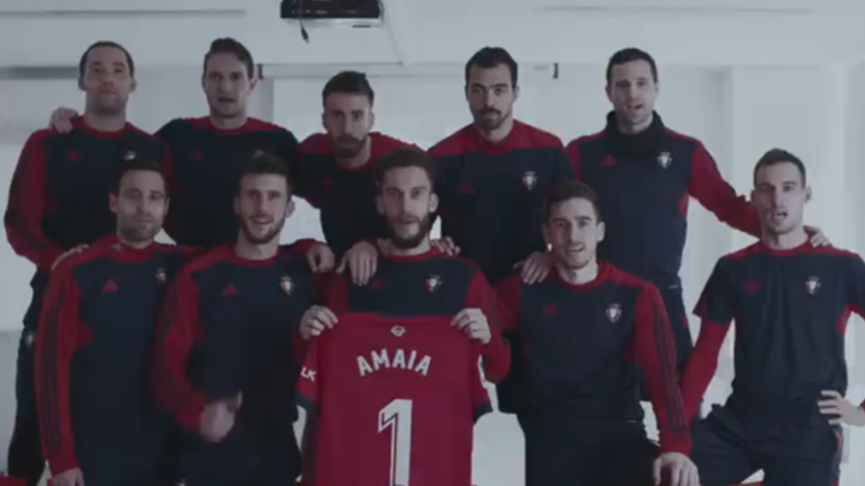 Los jugadores de Osasuna den la campaña de apoyo a Amaia