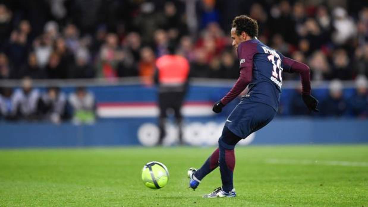 NEymar durante el encuentro contra el Lille